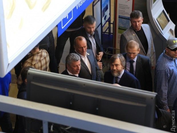 В аэропорту Одессы активисты заблокировали Бойко и Новинского