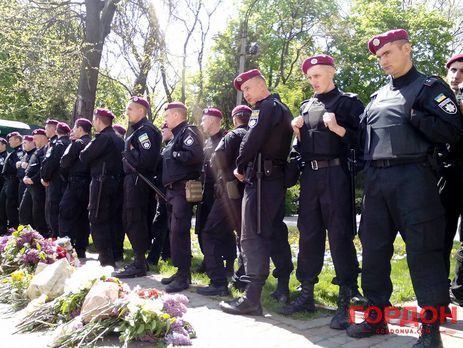 Куликово поле в Одессе с утра оцеплено силовиками, люди кладут цветы у ног полицейских