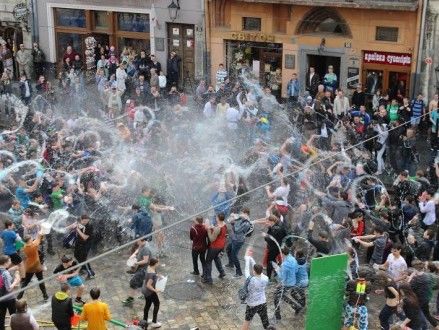 Поливальный понедельник. Жители Львова обливают друг друга из шлангов, ведер и бутылок. Видео
