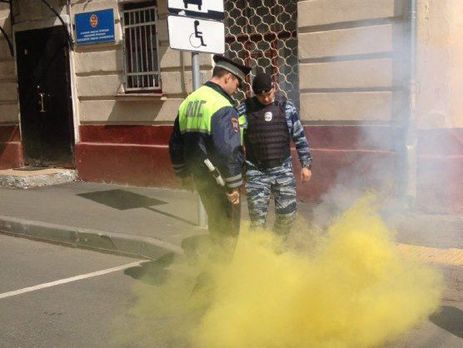 В Москве активисты забросали файерами посольство Украины 