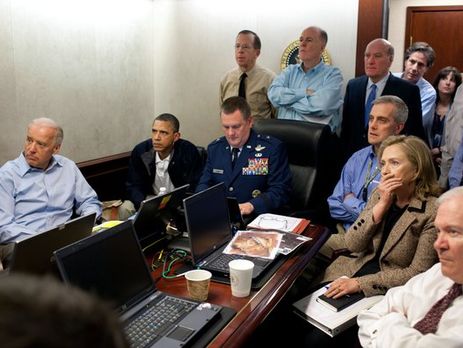 Вечер 1 мая 2011 года. Обама и военное руководство США следят за ходом событий в Абботабаде