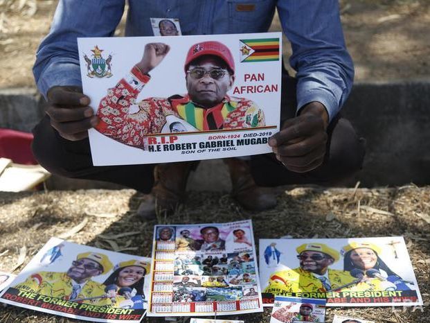 "Этот человек будет жить вечно". В Зимбабве похоронили экс-президента Мугабе