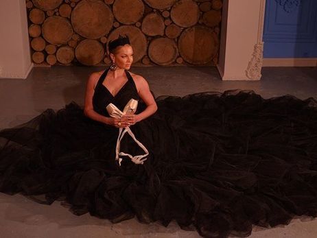 Волочкова показала растяжку в домашнем театре под музыку Бочелли