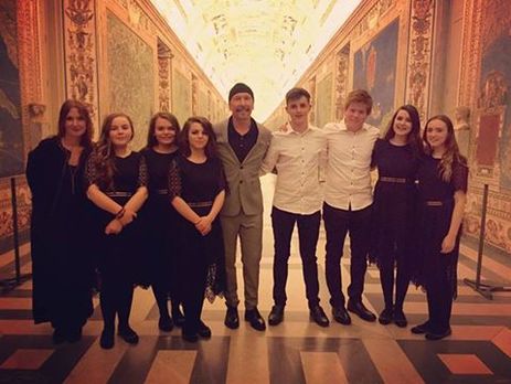 Гитарист U2 Эдж стал первым рокером, выступившим в Сикстинской капелле. Видео