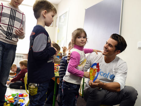 Актер Орландо Блум посетил украинскую школу в 3 км от передовой