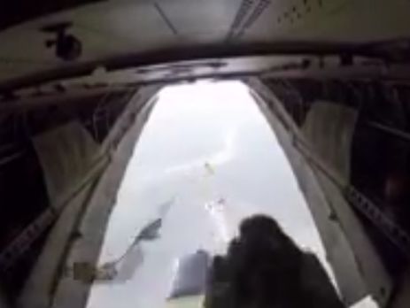 ООН показала, как сбрасывают гуманитарную помощь жителям труднодоступных районов Сирии. Видео