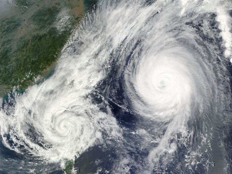 Над Атлантикой сформировался ураган "Лоренцо", за ночь он достиг максимальной категории