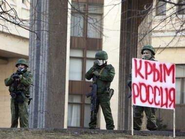 "Зеленые человечки" напали на журналистов Associated Press в Крыму