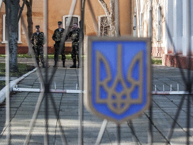 В Симферополе "самооборона" Крыма захватила территорию республиканского военного комиссариата
