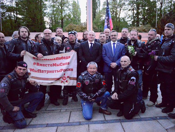 Чешский губернатор позировал с "Ночными волками" на фоне флага "ДНР"