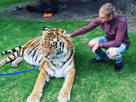 Бибера осудила организация по защите животных РЕТА за использование тигра для развлечений