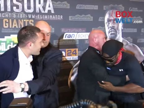 Британский боксер устроил потасовку с соперником во время дуэли взглядов. Видео