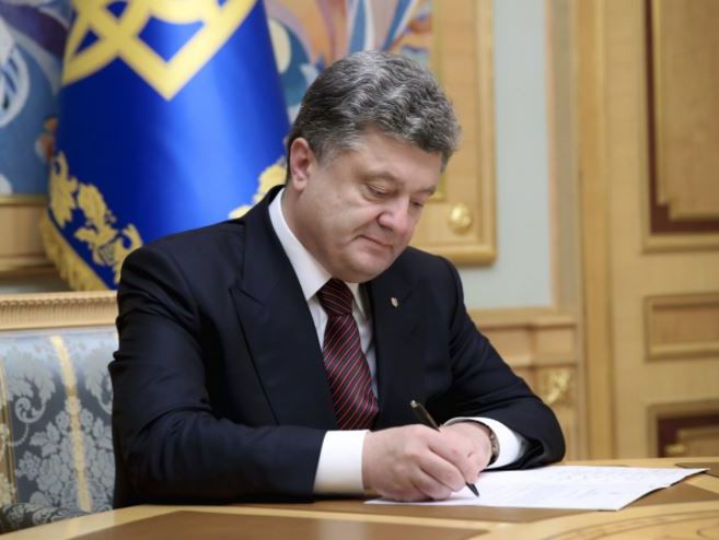 Порошенко подписал закон о бессрочном моратории на выплаты по российскому “кредиту Януковича”