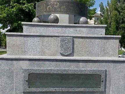 В центре Харькова со стелы украли герб Украины 