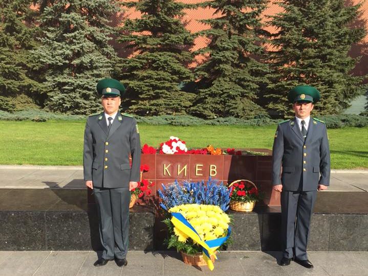 Посольство Украины в РФ украсило желто-синими цветами стелу Киева у стен Кремля и выставило там караул