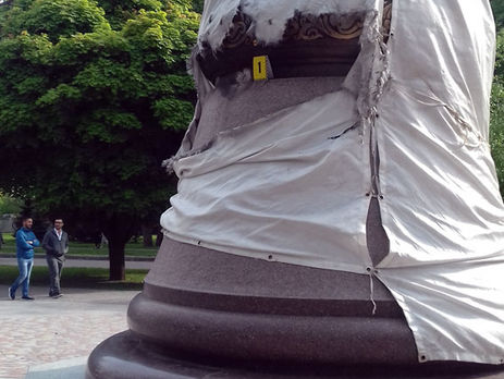 В Полтаве пытались взорвать памятник Мазепе, откололи кусок постамента