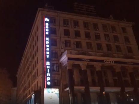 ﻿У Києві на Хрещатику чоловік погрожує стрибнути з даху будинку