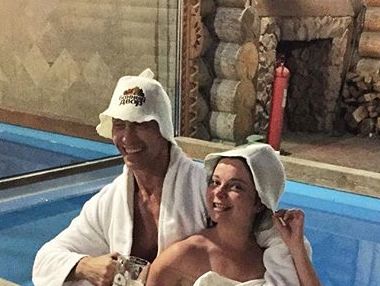 Королева и Тарзан в бане отпраздновали 