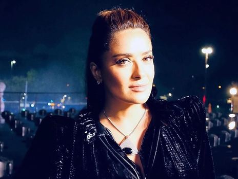 53-летняя Хайек показала голую грудь в декольте