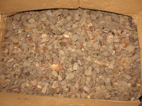 Суд принял решение вернуть 59 кг янтаря женщине, которая пыталась контрабандой вывезти его из Украины