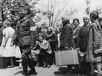 Киевлянка Хорошунова в дневнике 1942 года: Эшелоны в Германию уходят битком набитые детьми