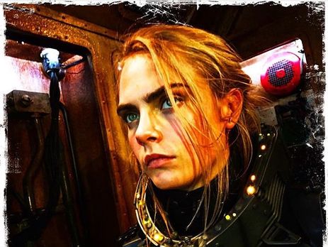 Кара Делевинь упала в воду в вечернем платье