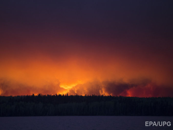 Лесные пожары в Канаде продолжают распространяться. Видео