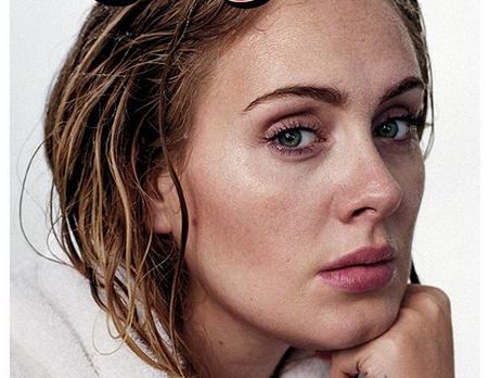 Адель предложила паре геев стать суррогатной мамой их ребенка