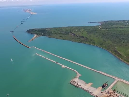 Строительство Керченского моста в оккупированный Крым сняли с высоты птичьего полета. Видео