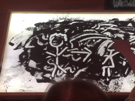 Ролик о девочке, рисовавшей прахом своего деда, оказался рекламой российского хоррора