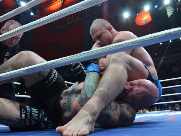 Легендарный американский боец Монсон проиграл бой в Екатеринбурге через 30 секунд после его начала