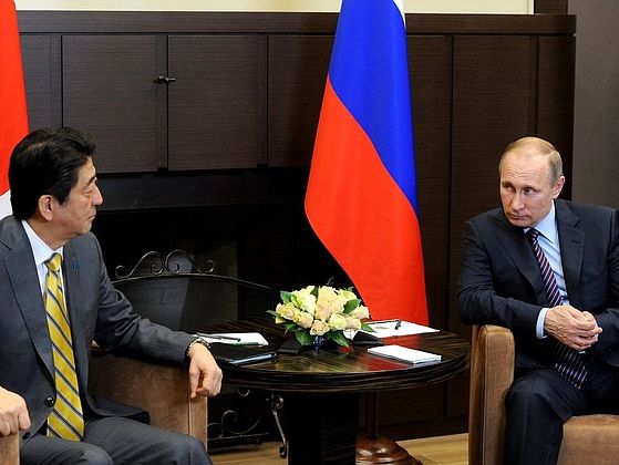 Путин заявил премьер-министру Японии о неспособности Украины выполнить Минские соглашения