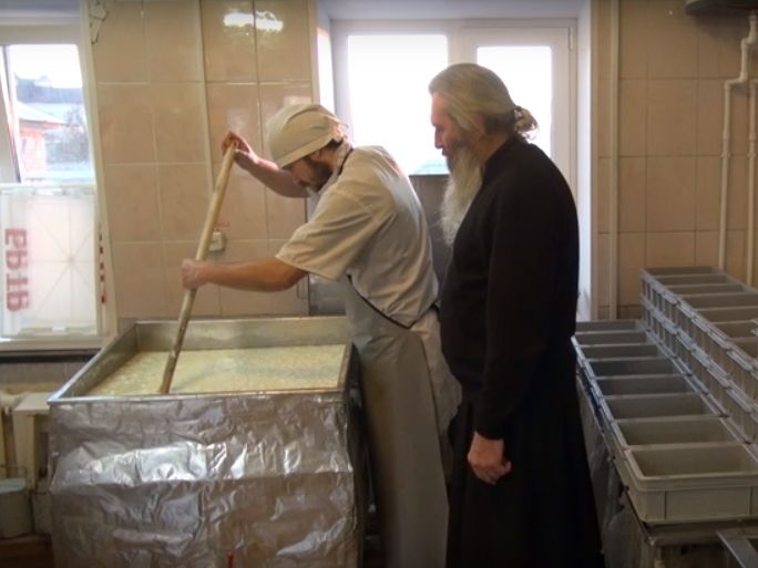 Российские монахи занялись изготовлением сыра "Камамбер" с плесенью. Видео