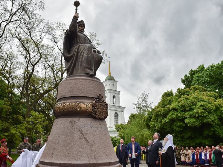Порошенко в Полтаве открыл памятник украинскому гетману Мазепе
