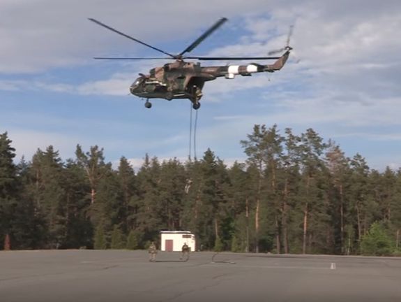 Спецназовцы "Альфы" провели учения по десантированию с вертолета. Видео