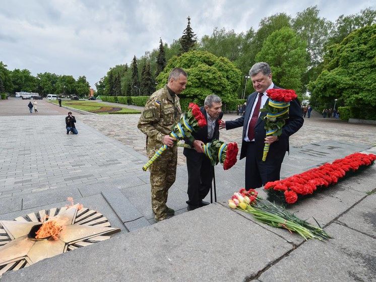 Порошенко почтил память защитников Родины с ветераном Второй мировой войны и его внуком, участником АТО