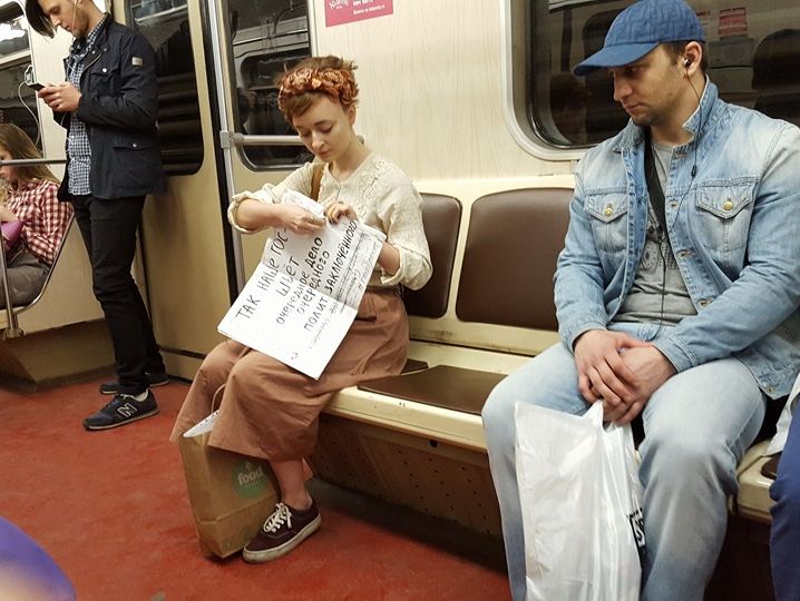 Поэтесса Дарья Серенко организовала в московском метро ежедневные "тихие пикеты"