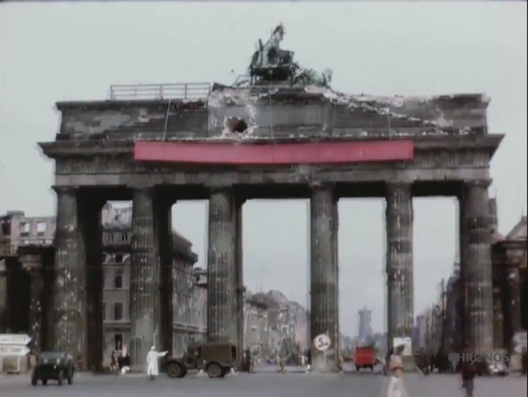 Разбитый Рейхстаг, портреты Сталина и солдаты. Кадры Берлина лета 1945-го. Видео