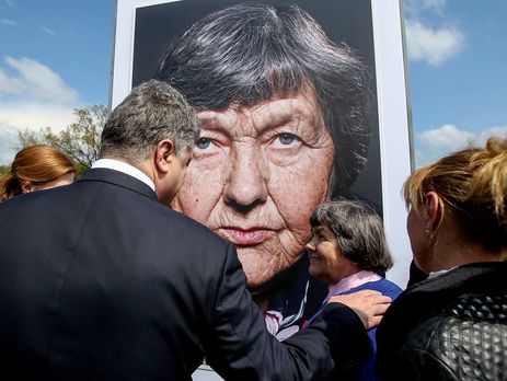 Порошенко: Склоняем головы перед матерями украинских героев, которые и сами являются настоящими героинями