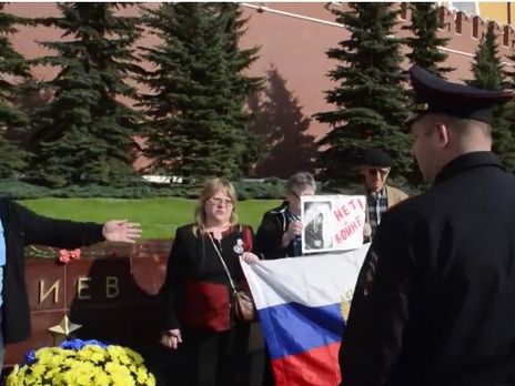 Как активисты возлагали цветы к стеле Киева в Москве. Видео