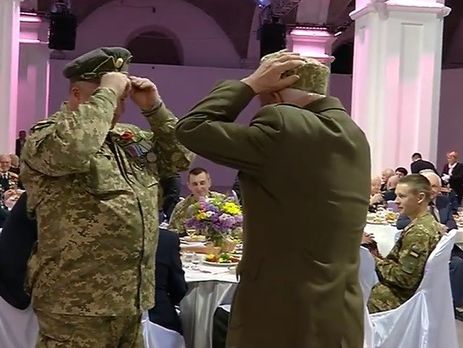 Ветераны Красной армии и Украинской повстанческой армии, а также участники АТО обменялись фуражками. Видео