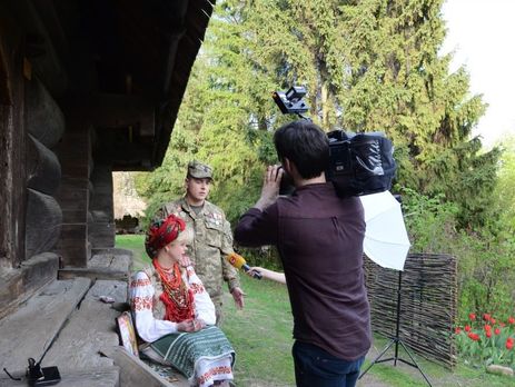 Волонтеры организовали фотосессию украинских солдат, переживших ранение, с их матерями. Фоторепортаж