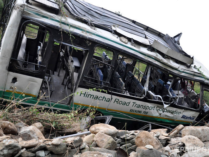 В Индии два автобуса упали в ущелье, погибли 22 человека