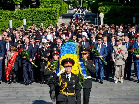 Порошенко возложил цветы к могиле Неизвестного солдата в Киеве. Фоторепортаж