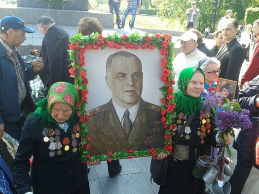Активист: В Киеве на акцию "Бессмертный полк" принесли портрет маршала СССР Жукова и икону со Сталиным