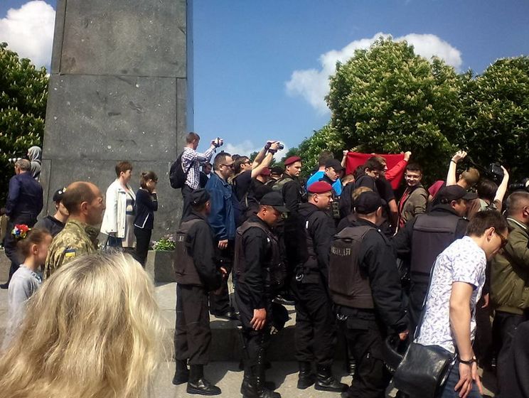 В Киеве националисты блокировали мемориал Вечной славы, произошли потасовки