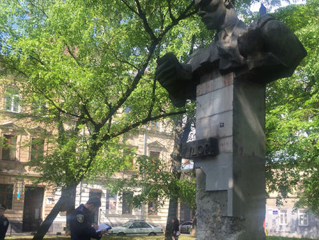 Во Львове полиция дубинками разогнала акцию националистов, пытавшихся снести памятник писателю Тудору
