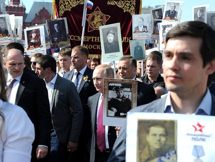 Путин принял участие в акции "Бессмертный полк" в Москве