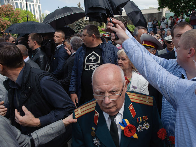 Нардепов от Оппозиционного блока облили водой во время церемонии в киевском парке Славы. Видео