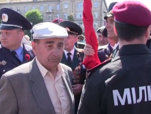 В Черкассах полиция пресекла демонстрацию красного флага с запрещенной символикой
